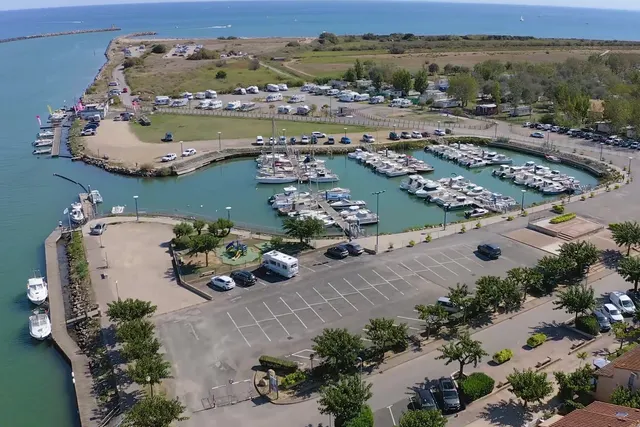 Aire de Camping-Cars Les Cabanes de Fleury